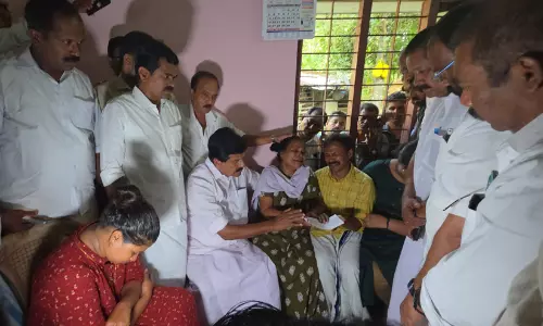 നിതിന്‍ രാജിന്‍റെ കുടുംബത്തിന് വീട്; ആദ്യ ഗഡുവായി കോൺഗ്രസ് അഞ്ചുലക്ഷം കൈമാറി; വീട് നിർമിച്ചു നൽകുമെന്ന് സി.പി.എമ്മും