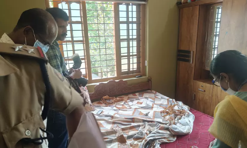 സ്വന്തം മകനെ പോലെ കരുതി, ആ കൈകൾക്ക് അങ്ങനെ ചെയ്യാൻ പറ്റിയല്ലോ; മൂഴിക്കൽ കൊലപാതകത്തിൽ വിറങ്ങലിച്ച് നാട് സ്വന്തം മകനെ പോലെ കരുതി, ആ കൈകൾക്ക് അങ്ങനെ ചെയ്യാൻ പറ്റിയല്ലോ; മൂഴിക്കൽ കൊലപാതകത്തിൽ വിറങ്ങലിച്ച് നാട്