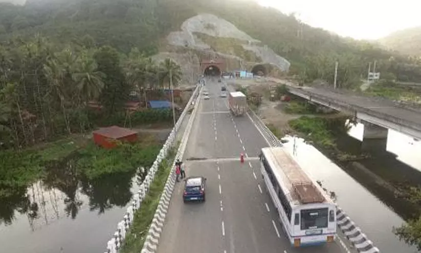 മണ്ണുത്തി-വടക്കഞ്ചേരി ദേശീയപാതയിൽ ടോൾ പിരിവ് തകൃതി, അടിയന്തര സേവനങ്ങളില്ല മണ്ണുത്തി-വടക്കഞ്ചേരി ദേശീയപാതയിൽ ടോൾ പിരിവ് തകൃതി, അടിയന്തര സേവനങ്ങളില്ല