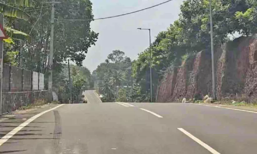 മൂവാറ്റുപുഴ-തേനി റോഡിൽ അപകടം പെരുകുന്നു മൂവാറ്റുപുഴ-തേനി റോഡിൽ അപകടം പെരുകുന്നു