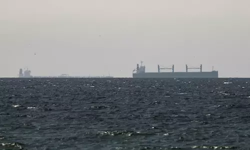 യു.എസ് ഉപരോധത്തിൽ കുടുങ്ങി ചൈനീസ് കപ്പൽ ഹുർമുസിലേക്ക് തന്നെ മടങ്ങി, ഊർജ്ജ ക്ഷാമം പരിഹരിക്കാൻ ചൈനയെ സഹായിക്കുമെന്ന് റഷ്യ