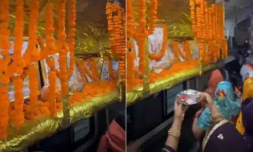 ട്രെയിൻ കോച്ചിനുള്ളിൽ ആരതിയും ഭജനയും; ദൃശ്യങ്ങൾ വൈറലായതോടെ എന്തുകൊണ്ട് അറസ്റ്റ് ചെയ്യുന്നില്ലെന്ന് ചോദ്യം ട്രെയിൻ കോച്ചിനുള്ളിൽ ആരതിയും ഭജനയും; ദൃശ്യങ്ങൾ വൈറലായതോടെ എന്തുകൊണ്ട് അറസ്റ്റ് ചെയ്യുന്നില്ലെന്ന് ചോദ്യം