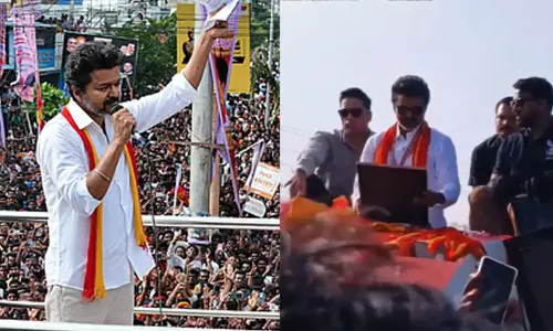 അകൽച്ചയുടെ വാർത്തകൾക്കിടയിലും ഒത്തുചേരലിന്റെ ഓർമച്ചിത്രം; ആരാധകന്റെ സമ്മാനം നെഞ്ചോട് ചേർത്ത് വിജയ്, വിഡിയോ വൈറൽ