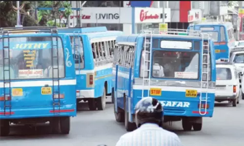 വീട്ടമ്മ ബസിൽ കുഴഞ്ഞുവീണു; ജീവനക്കാര്‍ സര്‍വിസ് നിര്‍ത്തി ആശുപത്രിയിലെത്തിച്ചു