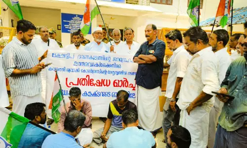 വാഹന ഗതാഗത വിലക്ക്; കവരത്തി ഡെപ്യൂട്ടി കലക്ടറുടെ ഓഫിസിലേക്ക് മാർച്ച്