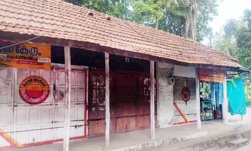 ഒരേ കെട്ടിടത്തിൽ രണ്ട് റേഷൻകടകൾ, ആശങ്കയിൽ കാർഡ് ഉടമകൾ