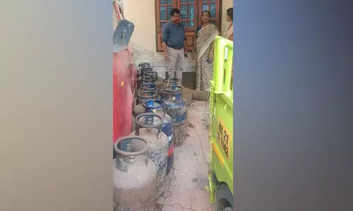 അനധികൃത ഗ്യാസ് വിൽപനശാലയിൽ റെയ്ഡ്: സിലിണ്ടറുകൾ പിടിച്ചെടുത്തു