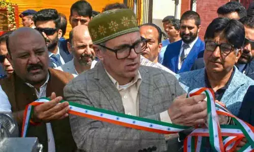 ‘ആദരവോടെ കൈകാര്യം ചെയ്യണം’; ഉദ്ഘാടനച്ചടങ്ങിൽ ദേശീയപതാകയുടെ നിറങ്ങളുള്ള റിബൺ മുറിക്കാൻ വിസമ്മതിച്ച് ഒമർ അബ്ദുല്ല -വിഡിയോ ‘ആദരവോടെ കൈകാര്യം ചെയ്യണം’; ഉദ്ഘാടനച്ചടങ്ങിൽ ദേശീയപതാകയുടെ നിറങ്ങളുള്ള റിബൺ മുറിക്കാൻ വിസമ്മതിച്ച് ഒമർ അബ്ദുല്ല -വിഡിയോ