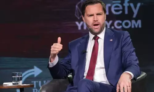 യേശുക്രിസ്തു വംശഹത്യയെ പിന്തുണക്കില്ല; ജോർജിയയിൽ ജെ.ഡി വാൻസിന് നേരെ വൻ പ്രതിഷേധം യേശുക്രിസ്തു വംശഹത്യയെ പിന്തുണക്കില്ല; ജോർജിയയിൽ ജെ.ഡി വാൻസിന് നേരെ വൻ പ്രതിഷേധം