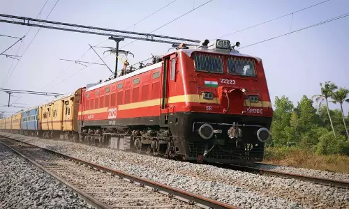 ട്രെയിൻ തട്ടി മരിച്ചയാളെ കാണാൻ ഇറങ്ങിയ നാലുപേർ മറ്റൊരു ട്രെയിനിടിച്ച് മരിച്ചു