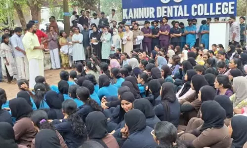 നിതിൻ രാജിന്റ മരണം: കോട്ട് ഊരി പ്രതിഷേധിച്ച് വിദ്യാർഥികൾ