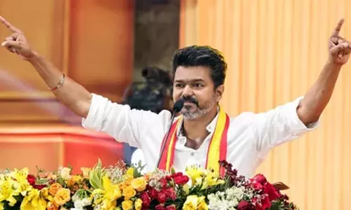 ടി.വി.കെയുടെ പ്രകടനപത്രിക പുറത്തുവിട്ടു: വീടുകൾക്ക് മുന്നിൽ വിസിൽ ചിഹ്നം കോലമായി വരച്ചിടണമെന്ന് വിജയ്