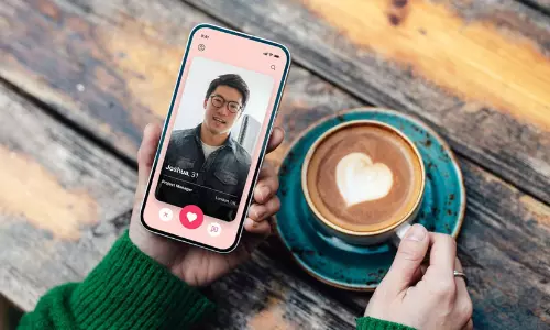 ജോലി തേടി ഡേറ്റിങ് ആപ്പിലും, ‘മാച്ച്’ നോക്കി ജോബ് സൈറ്റിലും; സമൂഹ മാധ്യമങ്ങളിൽ വൈറലായി ‘റിവേഴ്സ് ട്രെൻഡ്’