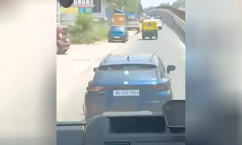 അഗ്നിരക്ഷാ സേനയുടെ വാഹനത്തിന് മാർഗതടസ്സമുണ്ടാക്കി: കാർ ഡ്രൈവറുടെ ലൈസൻസ് സസ്‌പെൻഡ് ചെയ്തു