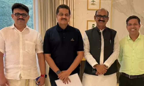 ഡോ. ​തു​മ്പെ മൊ​യ്‌​ദീ​നും ടി.​എം. ഷാ​ഹി​ദ് തെ​ക്കി​ലും കൂ​ടി​ക്കാ​ഴ്ച  ന​ട​ത്തി
