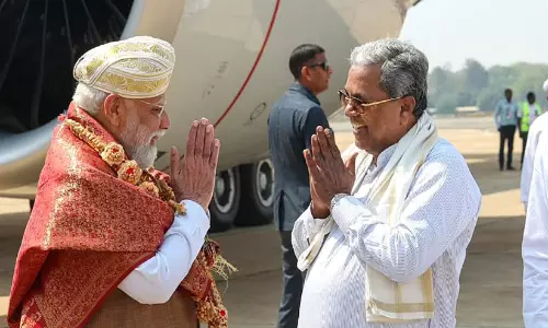 പ്ര​ധാ​ന​മ​ന്ത്രി​ക്ക് നി​വേ​ദ​ന​വു​മാ​യി സി​ദ്ധ​രാ​മ​യ്യ