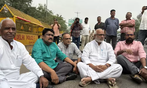 നോയിഡയിൽ സി.പി.എം സംഘത്തെ തടഞ്ഞ് യു.പി പൊലീസ്; പ്രതിഷേധിച്ച് നേതാക്കള്‍