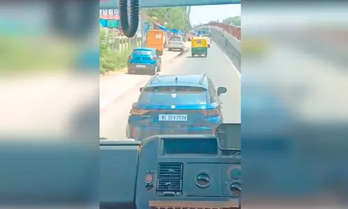 ഫയർഫോഴ്​സ് വാഹനത്തിന്​​ വഴി നൽകിയില്ല; കാർ ഉടമക്കെതിരെ പൊലീസ്​ കേസെടുത്തു