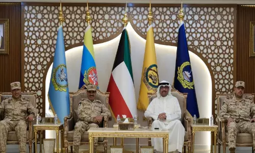 നാവിക സേന സന്നദ്ധതയും തയാറെടുപ്പും വിലയിരുത്തി പ്രതിരോധ മന്ത്രി