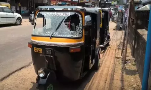 ചൂടിൽ വെന്തുരുക്കി കേരളം: ഓട്ടോറിക്ഷയുടെ ഗ്ലാസ് പൊട്ടിച്ചിതറി