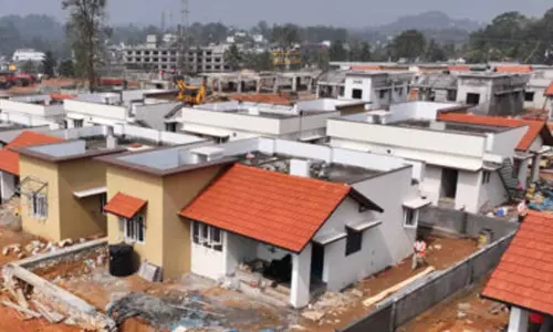 ചൂരൽമല ടൗൺഷിപ്പിലെ വീടുകൾക്ക് വിള്ളൽ: വീടുകൾ സന്ദർശിച്ച് ഊരാളുങ്കൽ ലേബർ സൊസൈറ്റി അധികൃതർ