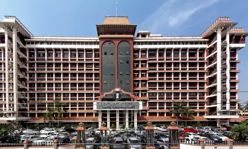 നഴ്സുമാരുടെ സമരം: മാനേജ്മെന്‍റിന് നടപടി സ്വീകരിക്കാം; സമരം തുടരാൻ തടസ്സമില്ലെന്ന് ഹൈകോടതി