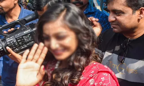 എഫ്​.ഐ.ആർ റദ്ദാക്കണമെന്നാവശ്യം; കുംഭമേള വൈറൽ പെൺകുട്ടി ഹൈകോടതികളെ സമീപിച്ചേക്കും