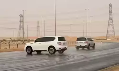 മഴയിൽ റോഡിൽ അഭ്യാസം: വാഹനങ്ങൾ പിടിച്ചെടുത്തു