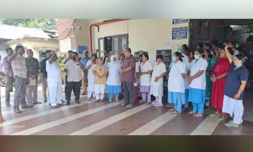 പ്ര​സ​വ വാ​ർ​ഡി​ൽ മ​ദ്യ​ല​ഹ​രി​യി​ലെ​ത്തി​യ യു​വാ​വി​ന്റെ പ​രാ​ക്ര​മം; മൂ​ന്നു പേ​ർ​ക്ക് പ​രി​ക്ക്