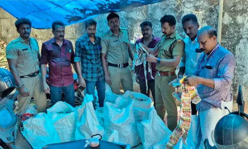 അ​ഞ്ചു​ ല​ക്ഷ​ത്തി​ന്‍റെ നി​രോ​ധി​ത പു​ക​യി​ല ഉ​ൽ​പ​ന്ന​ങ്ങ​ൾ പി​ടി​കൂ​ടി