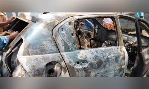 ഓ​ടി​ക്കൊ​ണ്ടി​രു​ന്ന കാ​റി​ന് തീ​പി​ടി​ച്ചു; കു​ടും​ബം അ​ത്ഭു​ത​ക​ര​മാ​യി ര​ക്ഷ​പ്പെ​ട്ടു