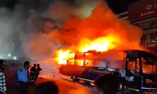 ഓടിക്കൊണ്ടിരുന്ന ബസിന് തീപിടിച്ചു; യാത്രക്കാർ അത്ഭുതകരമായി രക്ഷപ്പെട്ടു