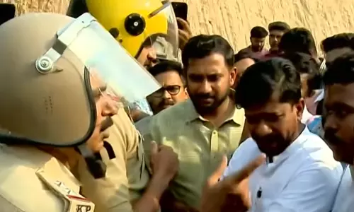 മുണ്ടക്കൈ ടൗൺഷിപ്പിന് മുന്നില്‍ പ്രതിഷേധവുമായി യൂത്ത് കോണ്‍ഗ്രസ്