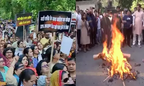 രാഹുൽ ഗാന്ധിയുടെ വസതിയിലേക്ക് മാർച്ചുമായി മഹിള മോർച്ച