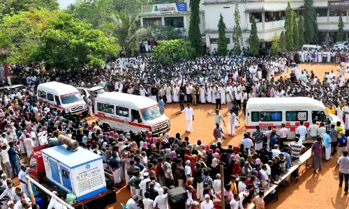 തേങ്ങലായി അവർ മടങ്ങി; ഉറങ്ങാതെ കരുതലായി പൊള്ളാച്ചി