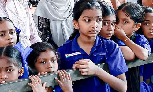 പ്രിയ അധ്യാപകരെ ബാഷ്പാഞ്ജലിയോടെ യാത്രക്കായി കുരുന്നുകൾ