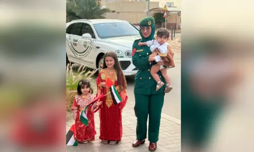 800 ദേശീയ പതാകകൾ വിതരണം ചെയ്ത്​ ദുബൈ പൊലീസ്​