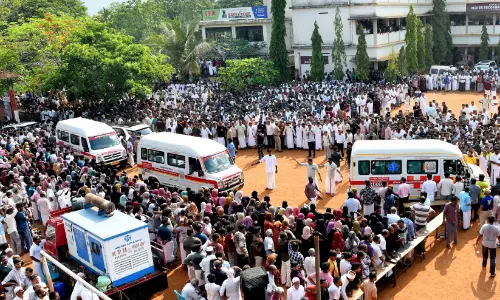 നാടുറങ്ങാതെ കാത്തിരുന്നു, ഉറ്റവരെ ഒരു നോക്ക് കാണാൻ