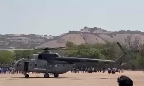 പാരച്യൂട്ടിൽനിന്ന് വീണ് രണ്ടുപേര്‍ക്ക് പരിക്ക്