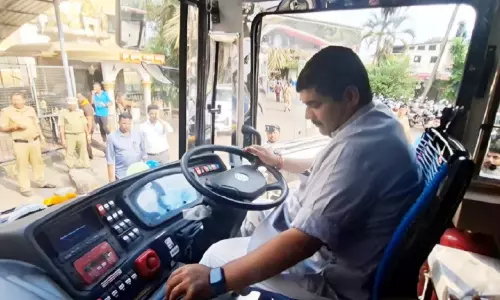 പല്ലക്കി സ്ലീപ്പർ ബസ് സർവിസ് ഫ്ലാഗ് ഓഫ് ചെയ്തു