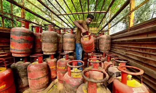 പാചകവാതകക്ഷാമം; അടുക്കള പുകയുന്നു
