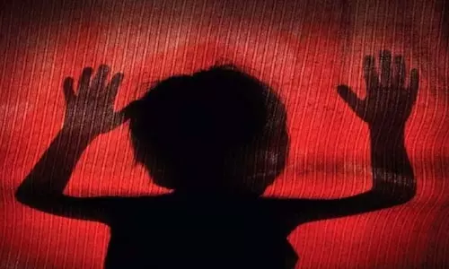 കണ്ണിലേക്ക് മുളക്പൊടി എറിഞ്ഞു, വടികൊണ്ട് തലക്കടിച്ചു; 5 വയസ്സുകാരനെ അതിക്രൂരമായി കൊന്നത് അമ്മയുടെ കാമുകൻ