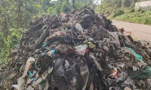 പൊതുസ്ഥലത്ത് റെയിൽവേ മാലിന്യം തള്ളുന്നു