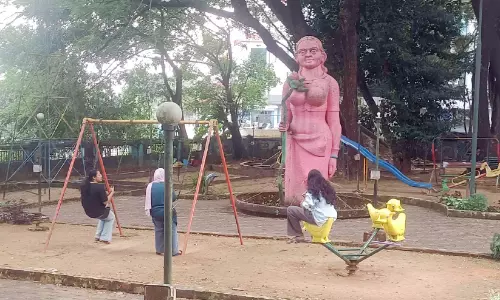 ക​ളി​യു​പ​ക​ര​ണ​ങ്ങ​ൾ എ​വി​ടെ സാ​റെ...​