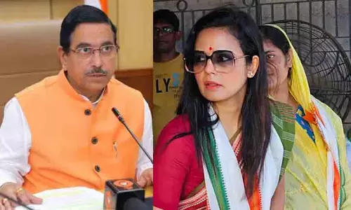 ബി.ജെ.പി സ്ത്രീകൾക്ക് കൂടുതൽ പ്രാധാന്യം നൽകുന്ന പാർട്ടി -കേന്ദ്രമന്ത്രി പ്രൾഹാദ് ജോഷി; കണക്കുകൾ നിരത്തി പൊളിച്ചടുക്കി മഹുവ മൊയ്ത്ര