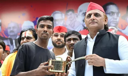 അഖിലേഷ് യാദവിന് ചായ നൽകി; ചായക്കട പൂട്ടിക്കുമെന്ന് ബി.ജെ.പി ഭരണകൂടം