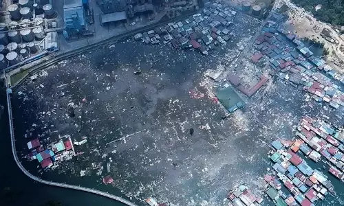 മലേഷ്യയിൽ തീരദേശത്ത് വൻ തീപിടിത്തം; കത്തിയമർന്നത് ആയിരത്തോളം തൂൺവീടുകൾ -വിഡിയോ