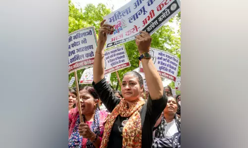 വനിതാ സംവരണം നടപ്പാക്കണം; ബി.ജെ.പി ആസ്ഥാനത്തേക്ക് മഹിളാ കോൺഗ്രസ് മാർച്ച്