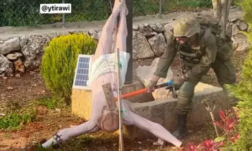 ഇസ്രായേൽ സൈനികൻ യേശുവിന്റെ പ്രതിമ തകർത്തു, ചുറ്റിക കൊണ്ട് തലയടിച്ച് പൊട്ടിച്ചു; അന്വേഷിക്കുമെന്ന് ഐ.ഡി.എഫ്