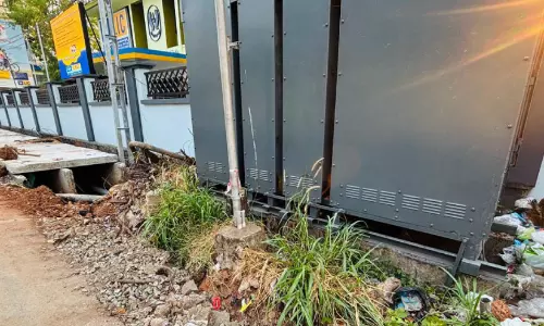 മാ​നാ​ഞ്ചി​റ-​വെ​ള്ളി​മാ​ടു​കു​ന്ന് റോ​ഡ് പ്ര​വൃ​ത്തി പാ​തി​വ​ഴി​യി​ൽ